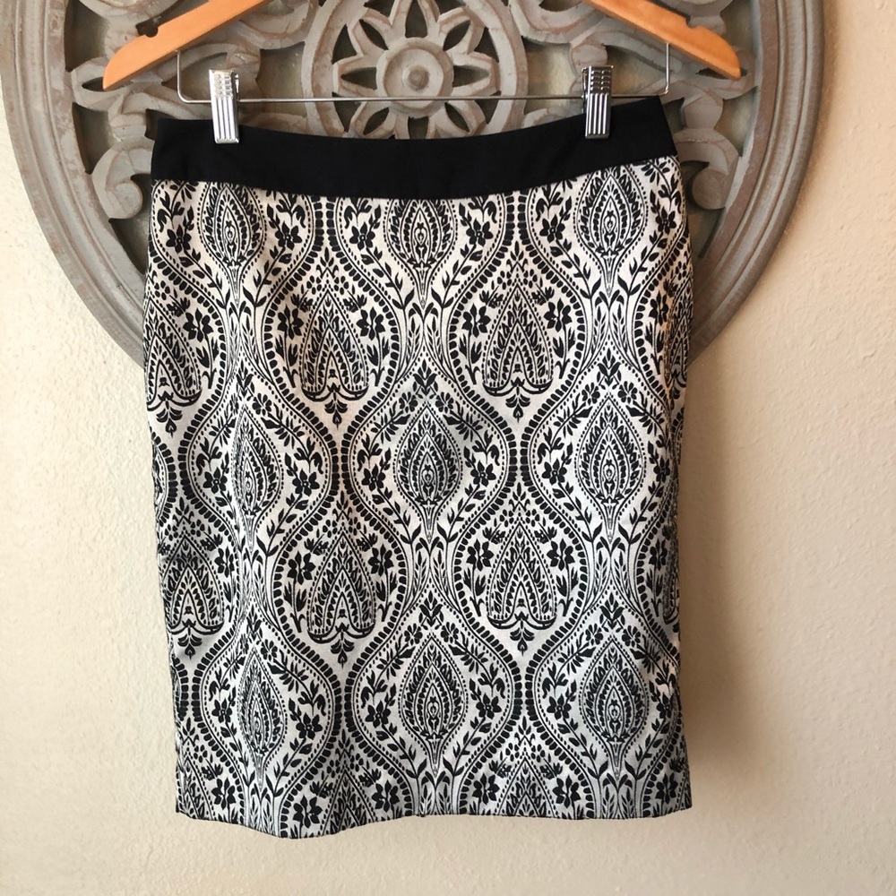 Worthington silver with black Damask skirt 2P
